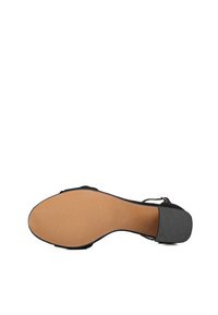 Scarpa nera con tacco alto, suola strutturata e cinturino sottile; presenta una parte superiore liscia e un retro leggermente rialzato.