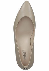 Scarpa piatta in pelle beige con punta affusolata, caratterizzata da una texture liscia e un design minimalista. Presenta un logo discreto sulla soletta e un tacco arrotondato.