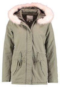 Zelená parka s kapucí a růžovým kožíškem, s předním zipem a knoflíky, nastavitelnými šňůrkami v pase a dvěma předními kapsami na klopu.