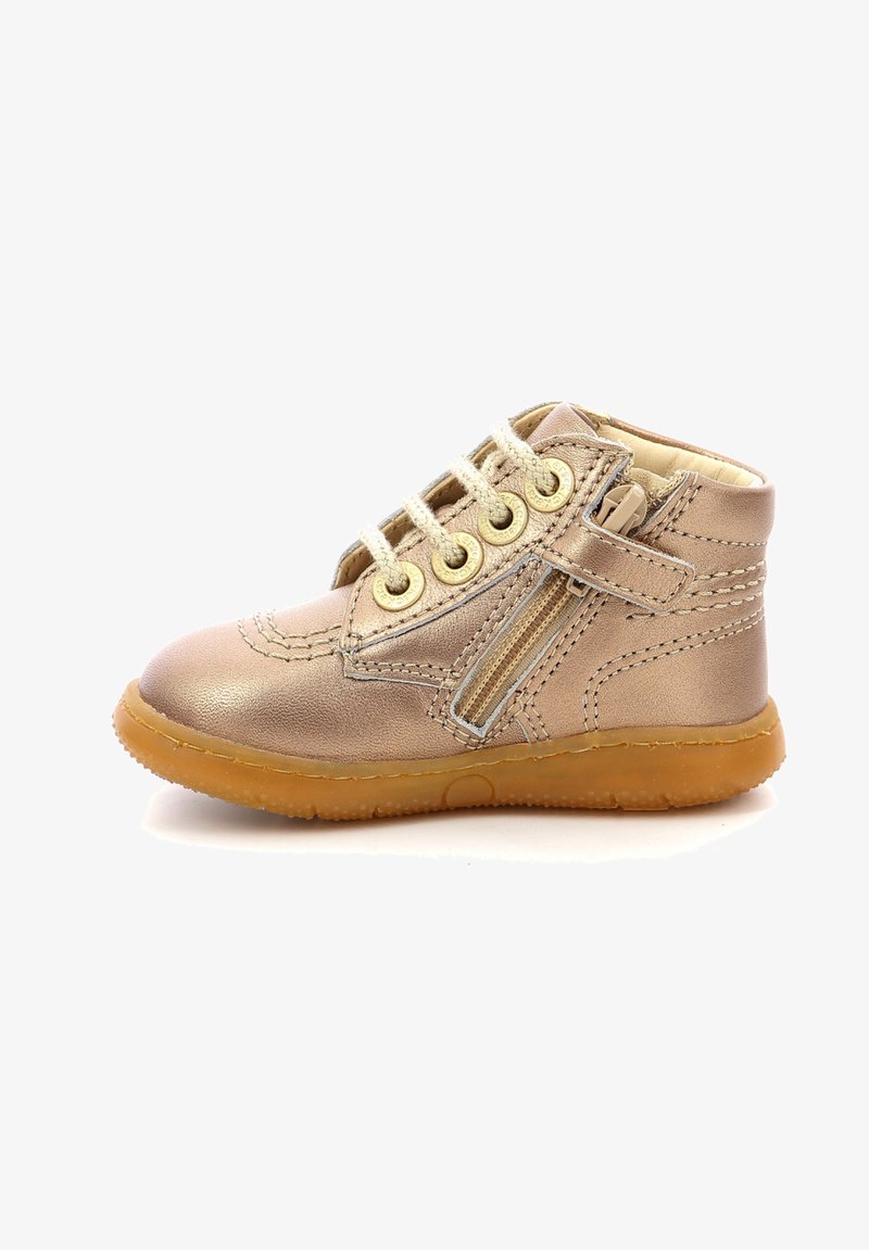 Bottine métallique dorée avec un design à lacets, fermeture éclair sur le côté et semelle en caoutchouc. Présente des accents cousus et un dessus texturé pour la durabilité.