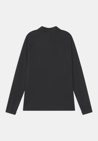 Maglietta nera a maniche lunghe con colletto, texture liscia, cuciture piatte e senza loghi o motivi visibili sul retro.