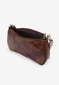 Bolso de cuero marrón con una textura agrietada, cierre de cremallera y acentos de hardware en el exterior. Abierto, muestra un forro interior oscuro. Forma compacta.