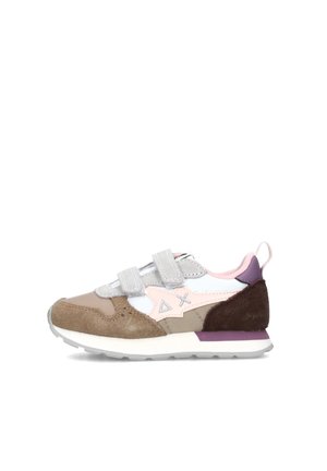 Sneaker colorato per bambini con suede marrone, rete grigia e dettagli rosa. Fasce in velcro e dettagli viola sul tallone, con una suola bianca.