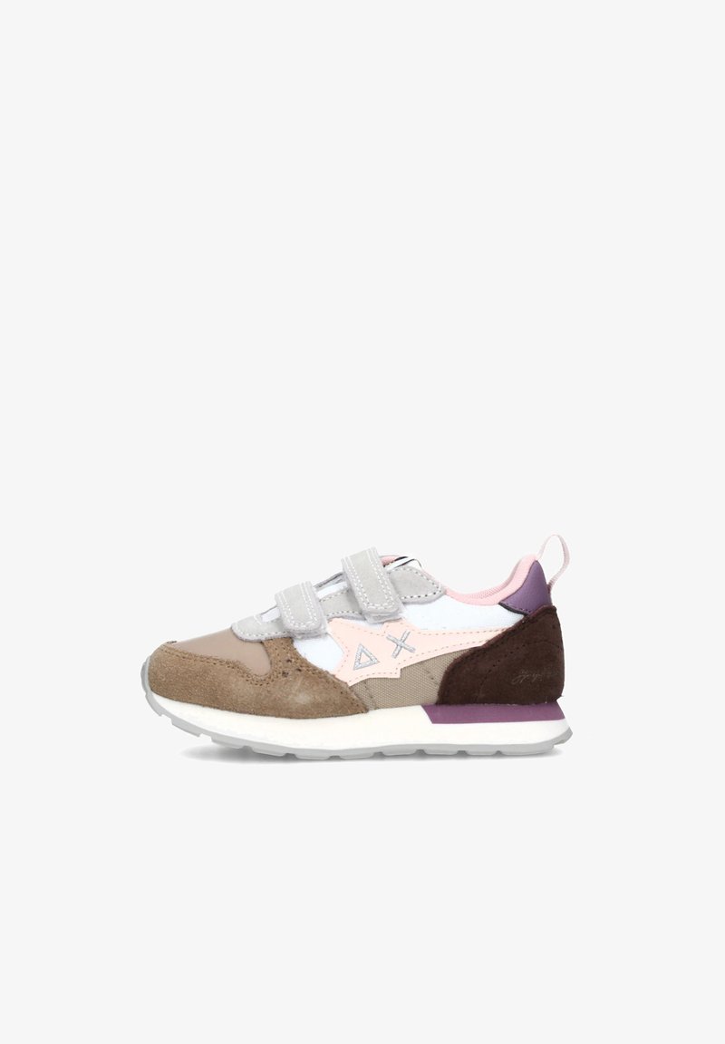 Sneaker colorato per bambini con suede marrone, rete grigia e dettagli rosa. Fasce in velcro e dettagli viola sul tallone, con una suola bianca.