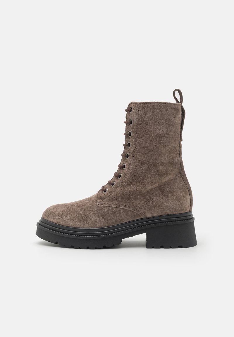 Bottine en suede marron à lacets avec un talon carré et une surface texturée. Présente des œillets et une bande de tirage à l'arrière pour un enfilage facile.
