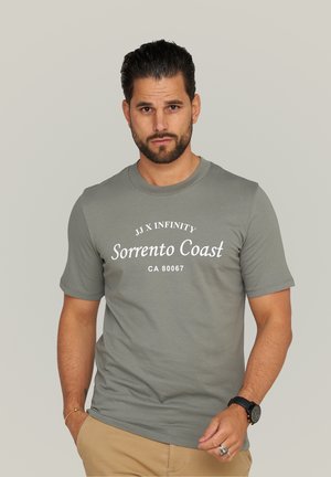 Graues Baumwoll-T-Shirt mit kurzen Ärmeln, mit weißem Drucktext "Sorrento Coast" und gestalterischen Akzenten. Standard Rundhalsdesign.