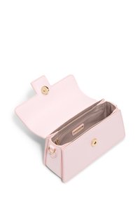 Sac à main synthétique texturé rose clair avec une fermeture à pression dorée et un compartiment unique comprenant une poche zippée à l'intérieur.