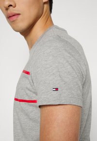 Tommy Hilfiger LARGE FLAG TEE - T-shirt estampada - light grey heather