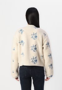 Gina Tricot Jakna iz flisa - turtledove