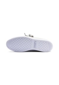 Sola di sneaker bianca con un motivo a superficie geometrica, caratterizzata da un piccolo logo. Il design è minimale con una finitura liscia e testurizzata.