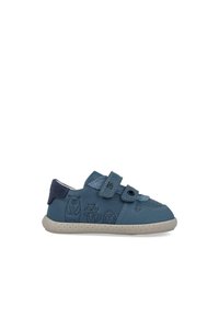 Zapatos infantiles de cuero azul con superficie texturizada, dos correas de Velcro y diseños de animales en relieve en el lateral; suela flexible de color beige.