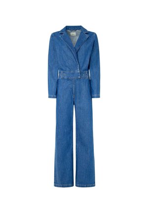 Combinaison en denim à manches longues, col tailleur, taille ceinturée, pantalon large, de couleur bleu clair. Présente des coutures contrastées.