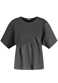 Top gris de manga corta con un diseño en zigzag y una sección fruncida. Confeccionado en tejido ligero, tiene un escote redondo.