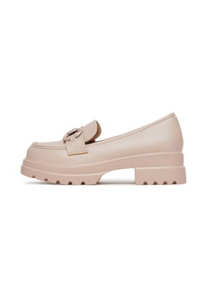 Mocassins en simili cuir beige avec un bout arrondi, une bride décorative et une semelle épaisse texturée. Présentent une finition lisse et des coutures minimales.