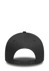 Gorra negra con un diseño estructurado, textura suave, correa ajustable de plástico en la parte posterior, y una parte superior redondeada con un solo botón.