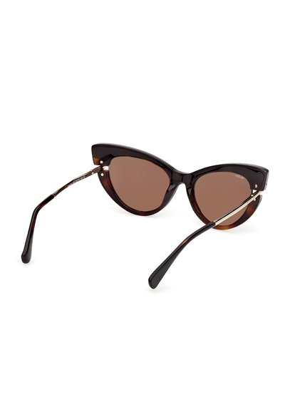 Lunettes de soleil œil de chat en écaille de tortue foncée avec des verres teintés marron et des branches métalliques fines, vues de dos sur un fond blanc.