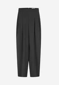 Maßgeschneiderte schwarze Hosen aus glattem Stoff, mit hoher Taille, gefaltetem Vorderteil und schmal zulaufenden Beinen. Minimalistisches Design ohne sichtbare Beschläge.