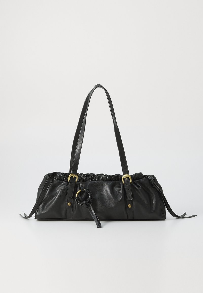 Schwarze Lederhandtasche mit gerafftem Oberteil, zwei Schulterriemen, goldfarbener Hardware und einem zentralen runden Akzent. Glatte Textur, kompakte Form.
