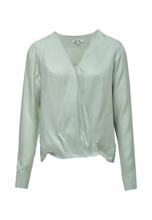 Blusa de manga larga verde claro con escote en V y parte delantera tipo cruzada, ligeramente fruncida en la cintura, talla pequeña de Salsa Jeans.