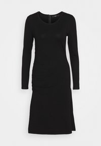 Robe noire à manches longues avec un col rond, détail froncé sur le côté, coupe mi-longue et texture de tissu lisse. Fermeture au dos avec un design en forme de trou de serrure.