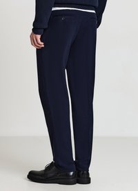 Marineblaue Hosen aus einem strukturierten Stoff, mit geradem Bein, Gesäßtasche mit Knopf und einem dezenten Glanz.