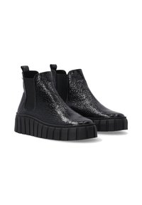 Schwarze Stiefeletten mit einem strukturierten Lackleder-Obermaterial, elastischen Seitenpaneelen und einer dicken, geriffelten Gummisohle.