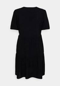 Černé krátké šaty s krátkými rukávy a volánovým střihem, s nařaseným pasem a volnou sukní sahající do kol, zobrazené zezadu na jednobarevném pozadí.