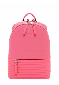 Zaino in tessuto rosa con superficie testurizzata, cima arrotondata, doppie cerniere superiori e sezione inferiore rigata con una piccola tasca con zip.