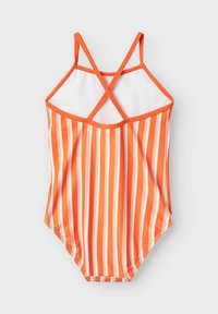 Bañador de una pieza con rayas verticales en naranja y blanco, con un diseño de espalda cruzada y una sección superior sólida en blanco. Textura de tela suave.