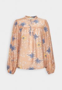 Blouse pêche à manches longues avec motifs floraux bleus et jaunes, col rond, patte de boutonnage et détails froncés sur la poitrine et les manches.