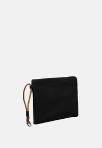 Una pochette rettangolare nera con un cinturino intrecciato giallo, arancione e nero, munita di una chiusura metallica su uno sfondo bianco.
