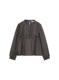 Blusa grigia scura a maniche lunghe con scollo rotondo, intricati ricami neri, maniche arricciate e dettagli in pizzo al collo e ai polsini.
