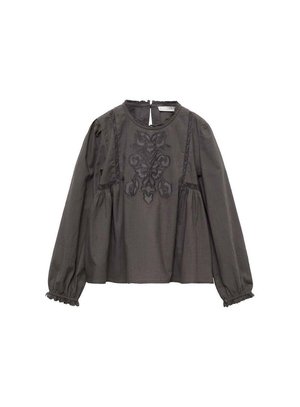 Donkergrijze blouse met lange mouwen en ronde hals, intricat zwart borduursel, geraffineerde mouwen en kantafwerking bij de kraag en manchet.