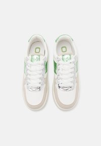 Baskets blanches avec des accents argentés et des rayures en daim vert. Dotées d'un dessus texturé et de perforations pour la respirabilité. Semelle beige douce.