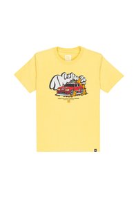 Camiseta de algodón amarilla con un estampado gráfico de un coche rojo y texto en blanco y negro. Manga corta, cuello redondo y una pequeña etiqueta de logo.