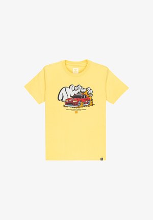 Geel katoenen t-shirt met een grafisch ontwerp van een rode auto met vlammen, oversized pasvorm met korte mouwen en een ronde halslijn.