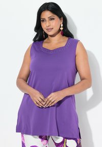 Tunic top senza maniche viola con scollatura a V e decorazioni in borchie. Tessuto leggero, vestibilità morbida, spacchi laterali all'orlo.