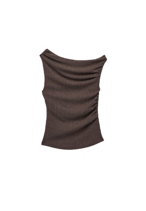 Brun ribbestrikket ærmeløs top med rynkede detaljer på den ene side og en let draperet halsudskæring, lagt fladt på hvid baggrund.