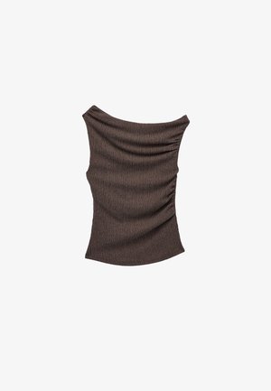Brun ribbestrikket ærmeløs top med rynkede detaljer på den ene side og en let draperet halsudskæring, lagt fladt på hvid baggrund.