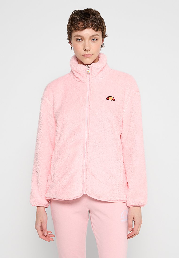 Helle rosa Fleecejacke mit hohem Kragen und Reißverschluss. Mit kleinem gesticktem Logo auf der linken Brust. Weiche Textur.