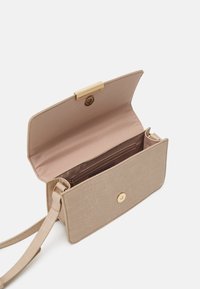 Borsa a tracolla in finta pelle beige con texture coccodrillo, hardware dorato e spallaccio rimovibile; all'interno presenta una tasca con zip.