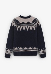 Granatowy sweter dziany z geometrycznym wzorem w jasnoszarym kolorze. Okrągły dekolt, długie rękawy, oraz ściągacze na mankietach i dole.