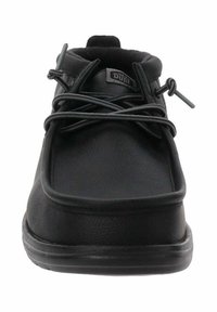 Scarpa casual nera in pelle liscia, con punta arrotondata, lacci elastici e colletto imbottito per il comfort.