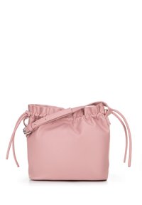 Borsa a secchiello in pelle rosa con chiusura a coulisse e tracolla staccabile. Texture liscia e design minimalista con dettagli di cucitura sottili.