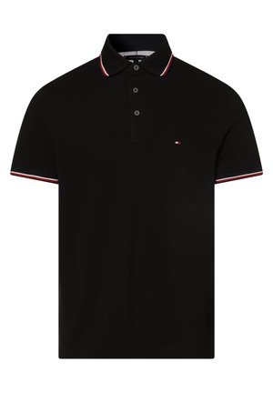 Czarna koszulka polo z krótkim rękawem, z trzema guzikami, czerwonobiałe paski na kołnierzyku i rękawach oraz małe logo na lewej piersi.