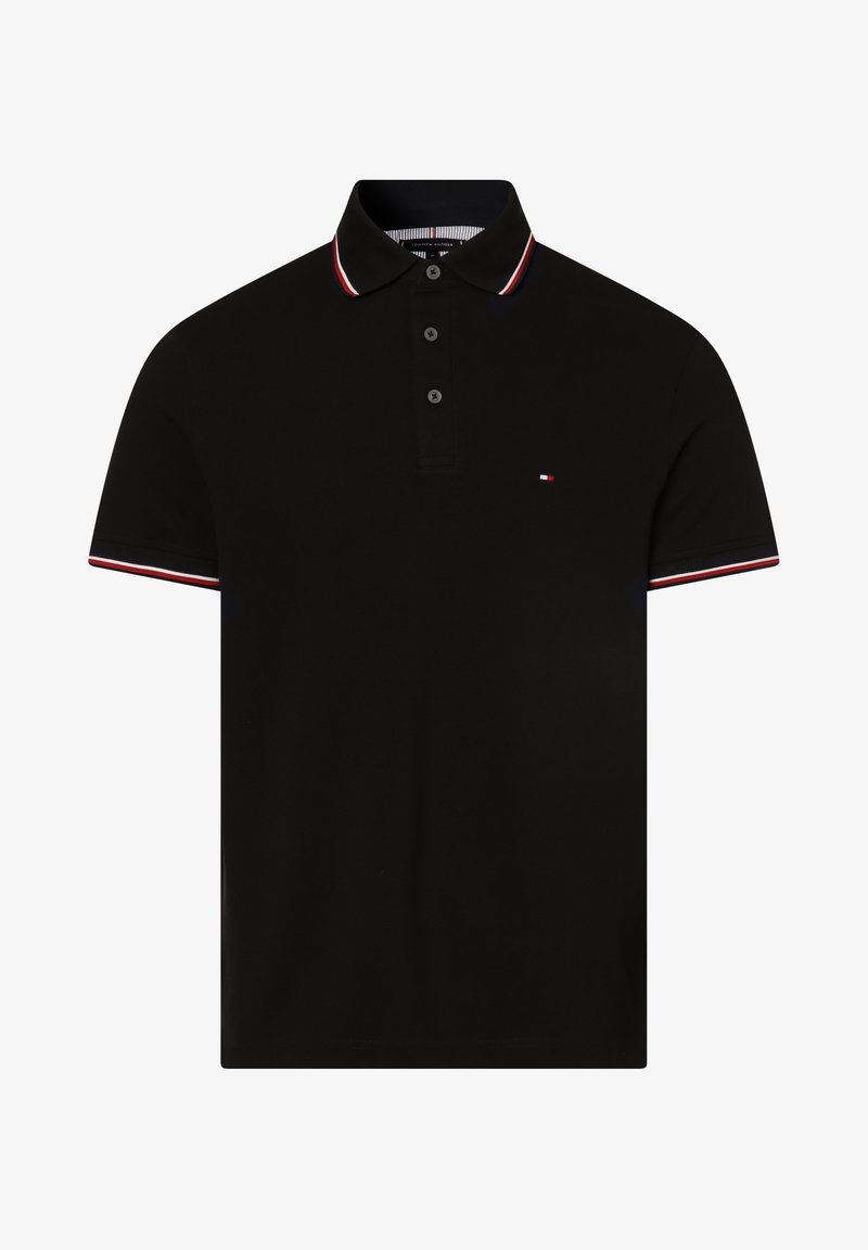 Polo noir à manches courtes avec trois boutons, bordure rayée rouge et blanche sur le col et les manches, et petit logo sur le côté gauche de la poitrine.