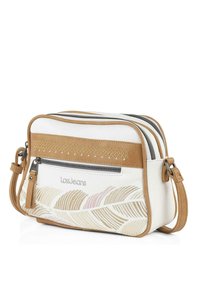 Bolso bandolera blanco con acentos marrones, que presenta una tela texturizada, un diseño trenzado y un patrón de hojas en colores suaves. Compartimentos con cremallera.