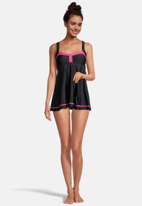 Zwarte zwemjurk met roze accenten, featuring een fitted bodice, brede schouderbanden, uitlopende rok en contrasterende afwerking langs de zoom.