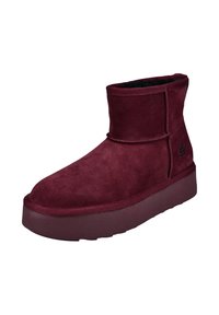 Burgundy Wildleder-Stiefelette mit abgerundeter Spitze, flacher Gummisohle und minimaler Naht. Gefüttert mit seitlichem Logodetail.