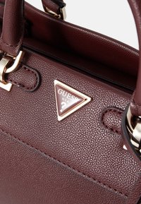 Guess ALI LUXURY SATCHEL - Rankinė - burgundy